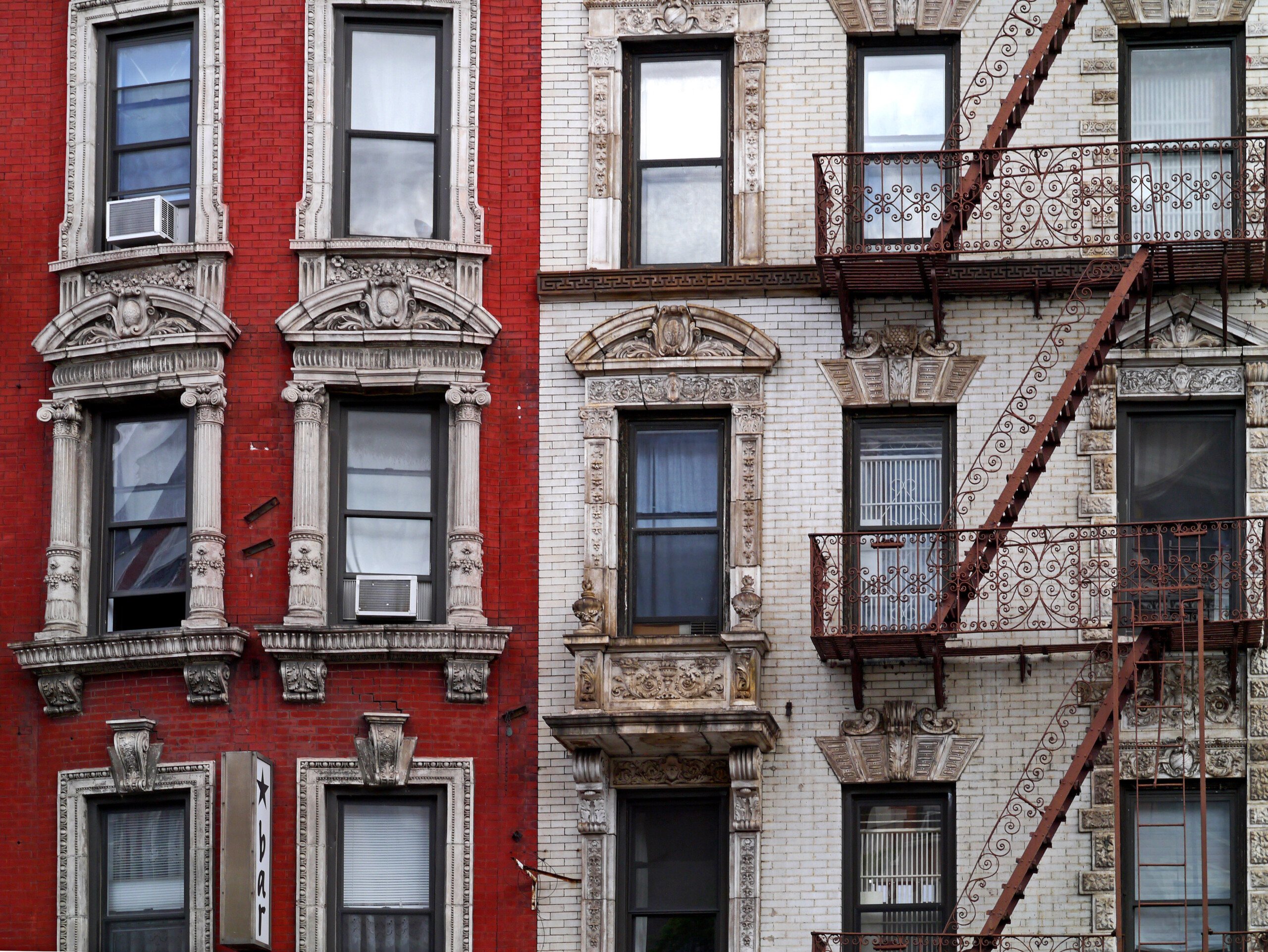 Ozdobne budynki mieszkalne w East Village na Manhattanie, licencja: shutterstock/By peterspiro
