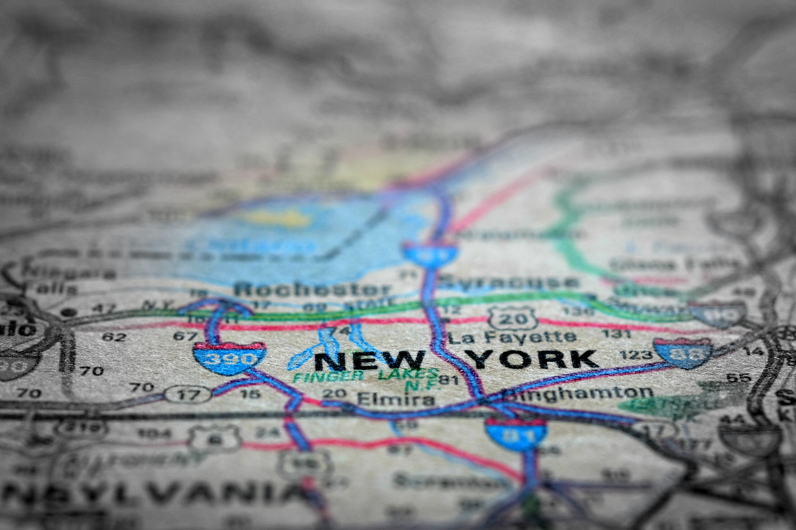 Podróż do lokalizacji na mapie widoków papierowych miejsc docelowych Nowy Jork, licencja: shutterstock/By eric1513